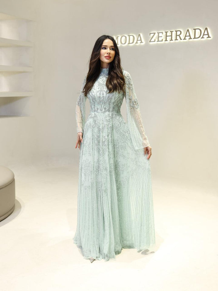 Эротикалық іш киімдегі әдемі қыздардың видеосы Тазалап жатқанда кеудем түсіп қалды.